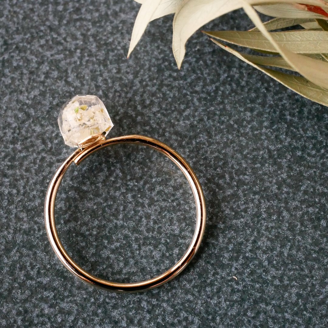 Lace flower with dried flower / Botanical ring / Size 10 free size ring - 戒指 - 树脂 白色