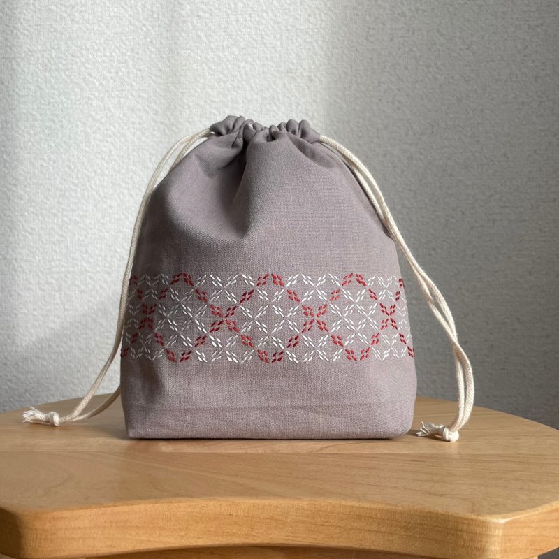 Sashiko 抽绳包带角撑斜格格纹坯布迷你包手工日式日式格纹刺绣礼物圣诞节 - 化妆包/杂物包 - 棉．麻 咖啡色
