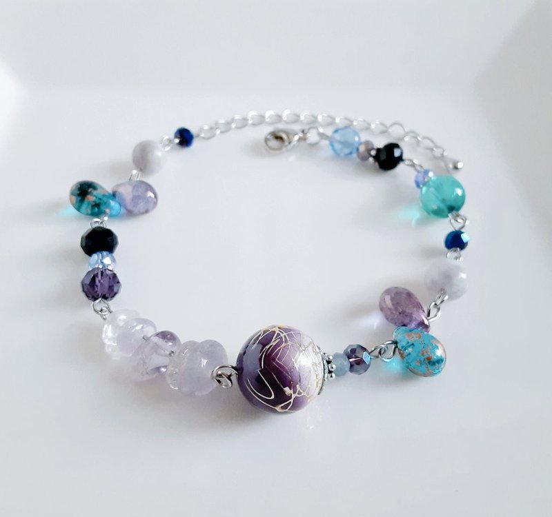 具有日本风格的紫蓝绿手链，由蔓藤花纹珠、粉红紫水晶、泪珠和捷克珠制成。生日礼物。尺寸可调。 - 手链/手环 - 玻璃 紫色