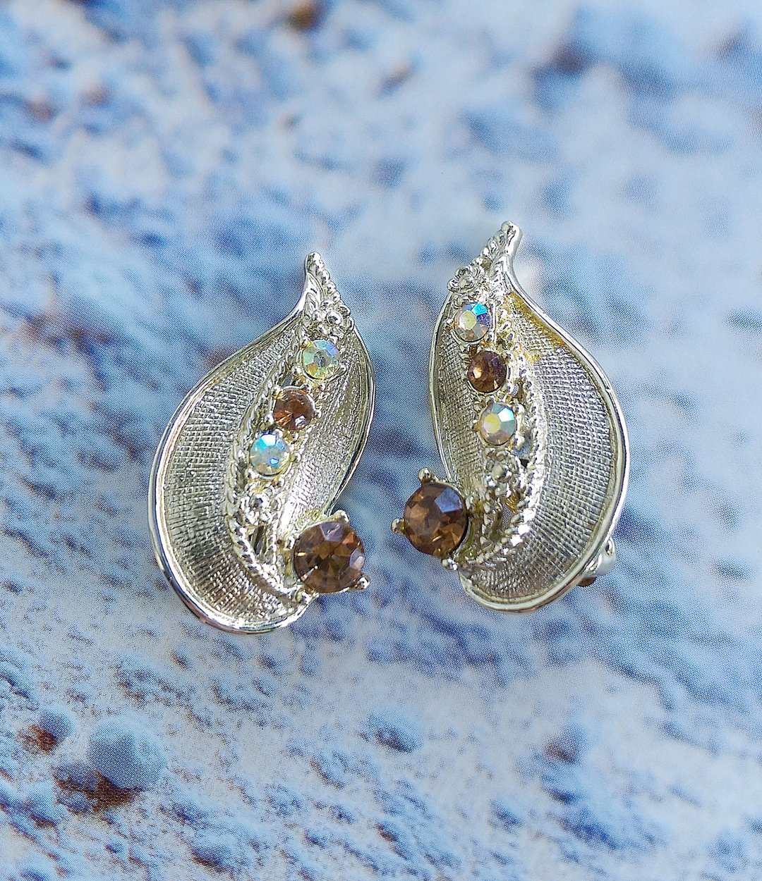 Vintage Jewelry 淡金色调 对称 优雅莱茵钻 夹式耳环 - 耳环/耳夹 - 其他金属 白色