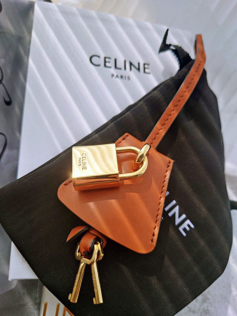 中古美品 真CELINE 蜜糖皮套金属锁头 包包挂饰挂件 锁匙扣钥匙圈 - 钥匙链/钥匙包 - 铝合金 金色