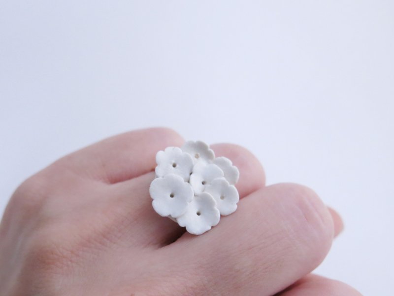Hydrangea绣球花白瓷可调式戒指/白 - 戒指 - 瓷 白色