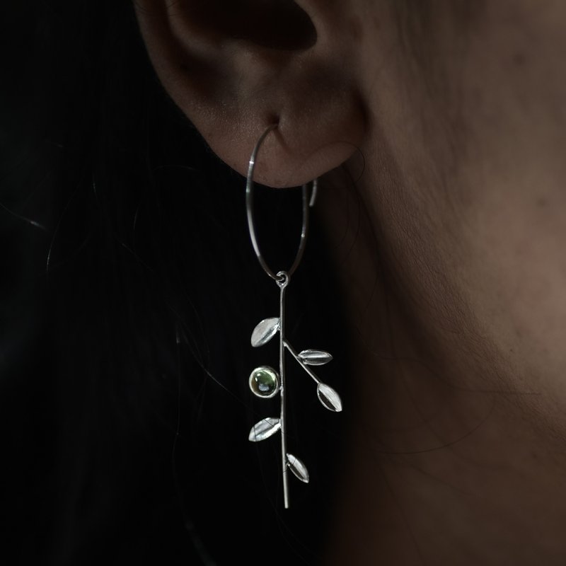 Peridot Silver Foliage earring - 耳环/耳夹 - 纯银 银色