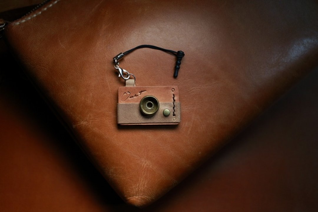 ONE+ 纯手工制 相机造型手机吊饰 cell phone charm - 吊饰 - 真皮 咖啡色
