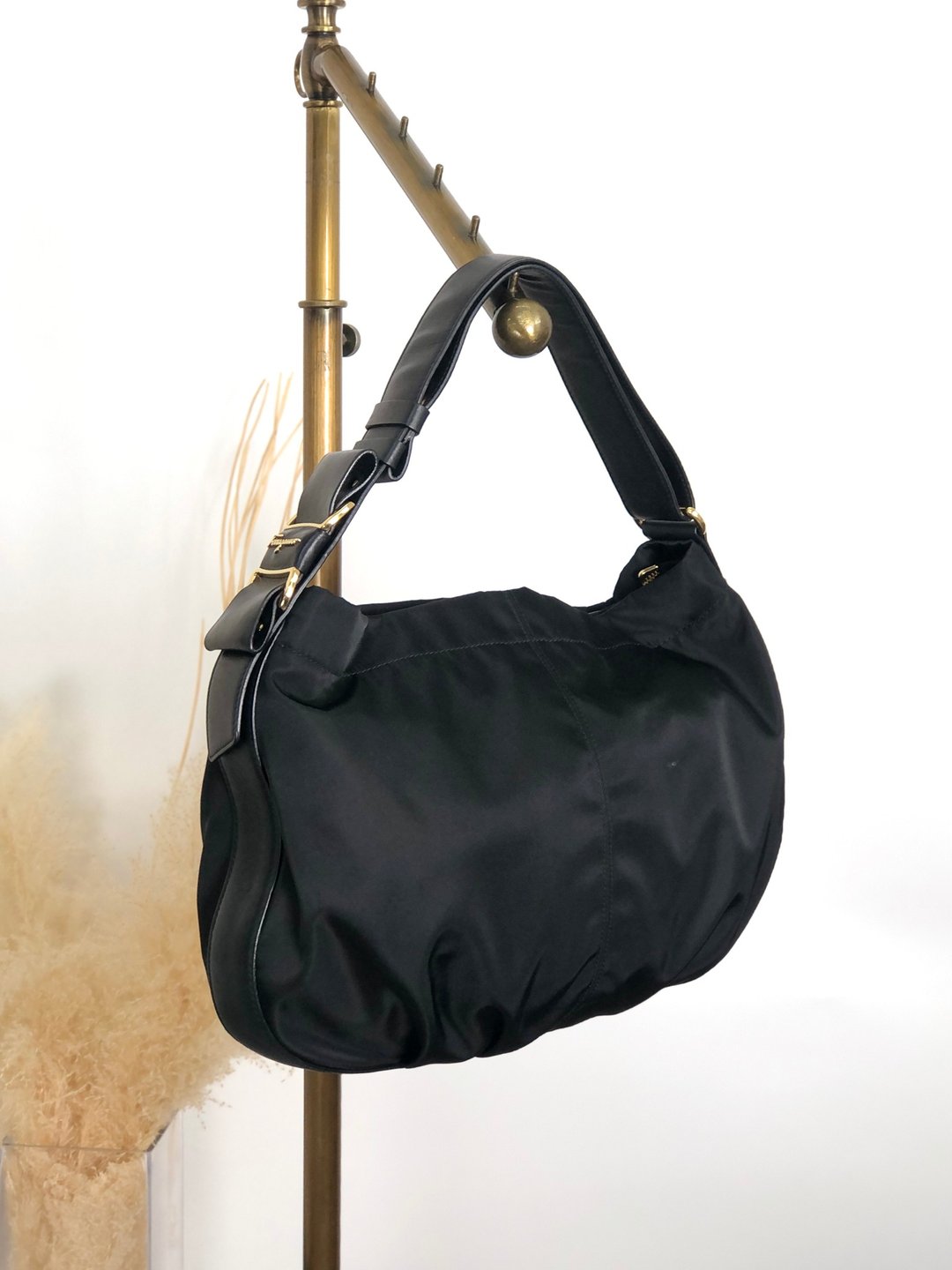 [日本直送品牌二手包] Salvatore Ferragamo 单肩包黑Vara 丝带尼龙皮革 Hobo 包 j5vaua - 侧背包/斜挎包 - 尼龙 黑色