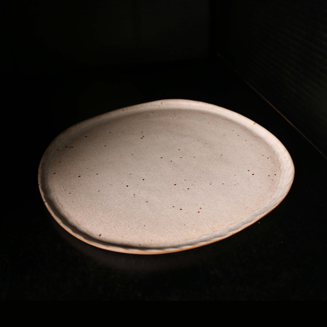【陶瓷盘】日式侘寂风 粗陶复古织纹盘 大平盘/主餐盘 (26 cm) - 盘子/餐盘/盘架 - 瓷 