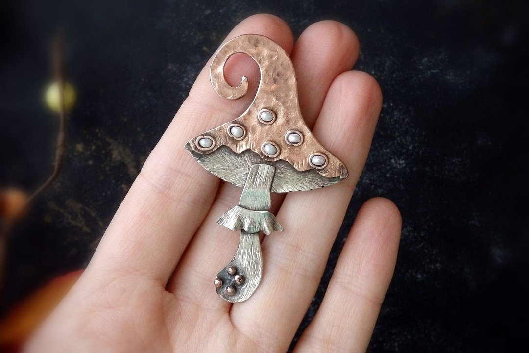 Magic mushroom jewelry brooch with pearls - 胸针 - 其他金属 白色