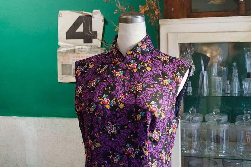 紫蝶彩花雪纺纱无袖高衩早期手工订制古董旗袍 | vintage莞洱古着 - 洋装/连衣裙 - 聚酯纤维 