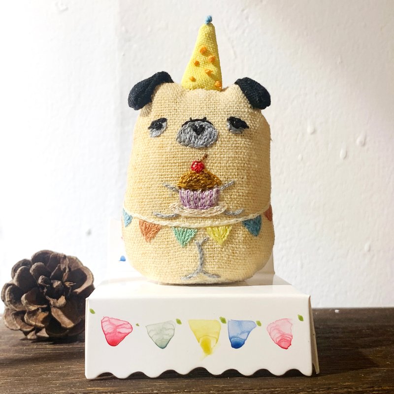 拥抱喜爱的-刺绣小动物: Party Pug 抱着蛋糕的巴哥 - 玩偶/公仔 - 棉．麻 白色