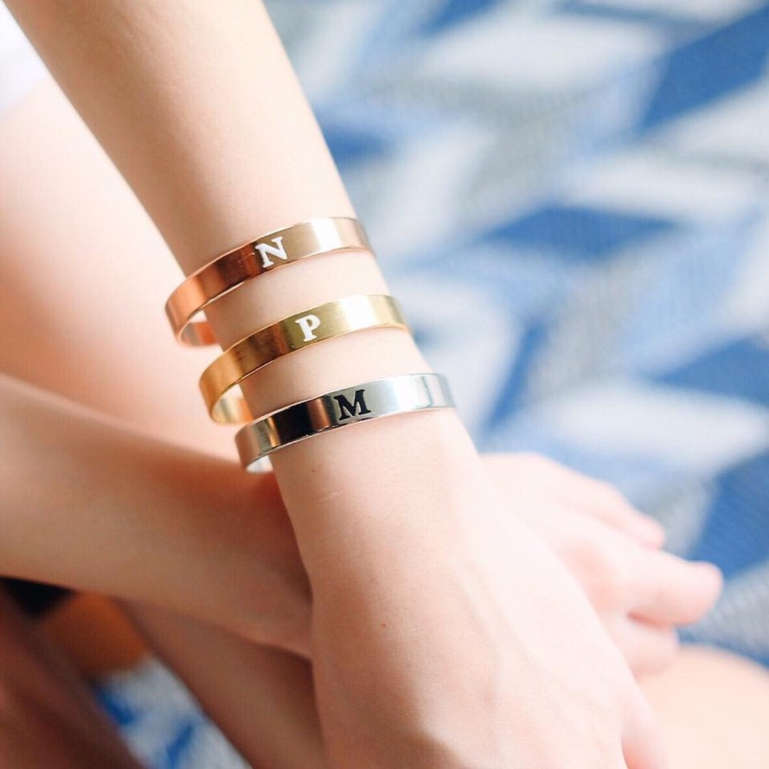 initial cuff bangle - 手链/手环 - 其他金属 橘色