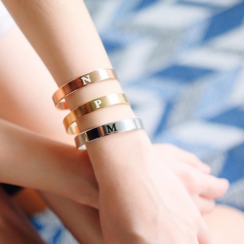 initial cuff bangle - 手链/手环 - 其他金属 橘色