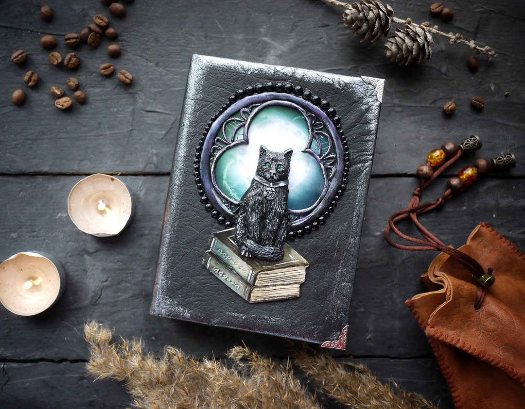 Black handmade diary with black cat Polymer clay journal notebook grimoire - 笔记本/手帐 - 人造皮革 黑色