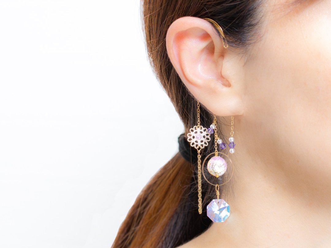Arabesque beads and Swarovski earhooks - 耳环/耳夹 - 玻璃 金色