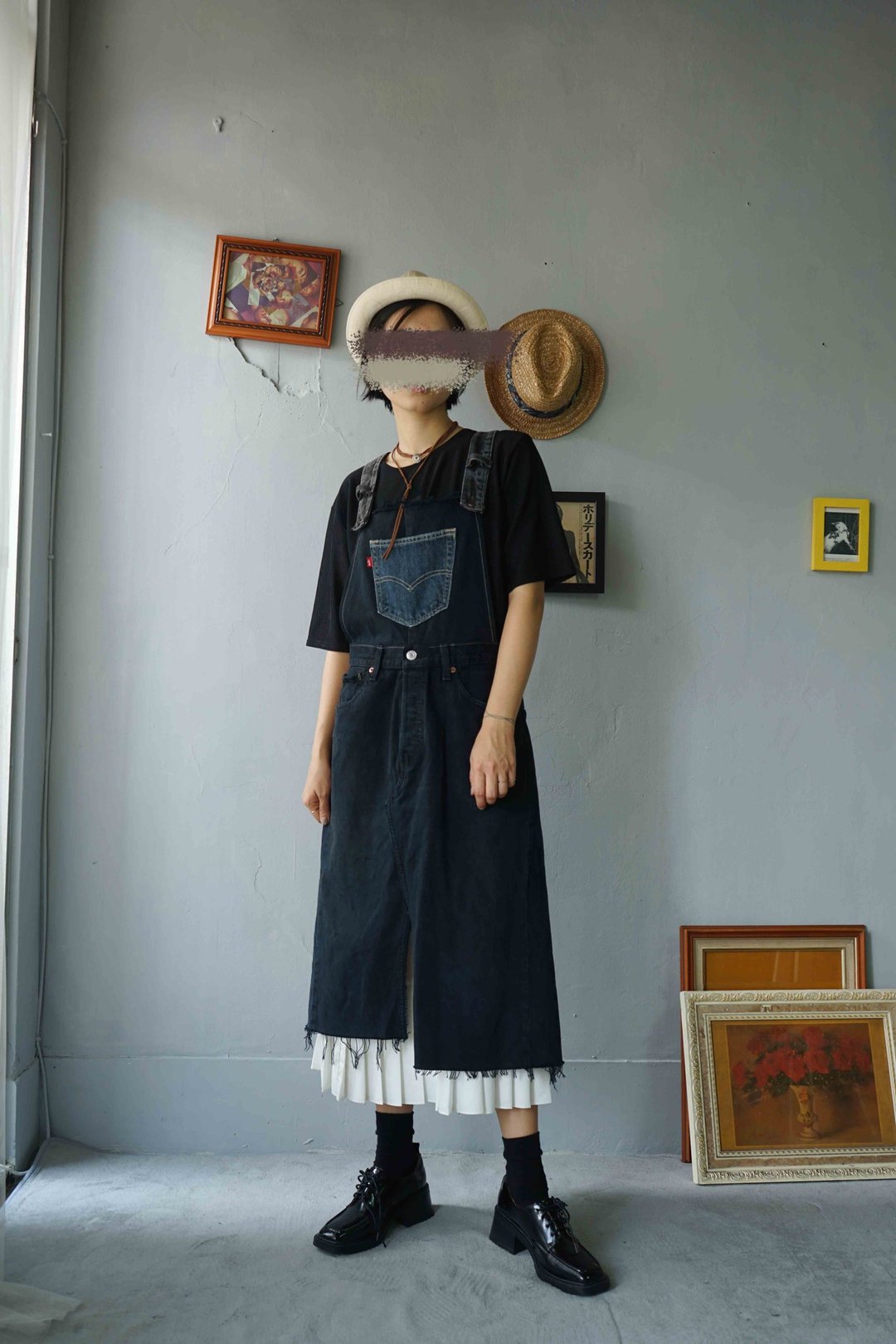 Restyle改造古着-Levis501洗旧黑拼贴口袋吊带裙 - 裙子 - 棉．麻 蓝色