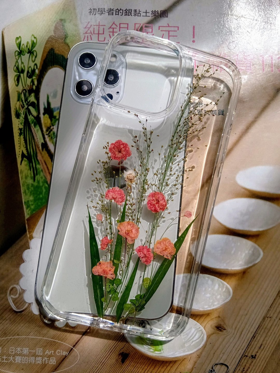 手作押花手机保护壳 | iPhone 13 Pro Max | 路边的小花 - 手机壳/手机套 - 塑料 多色