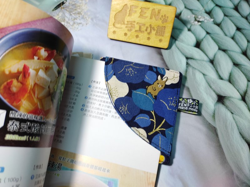 小物系列-薄款圆弧布书签系列-深蓝底蓝白花朵兔布书签-布制书签 - 书签 - 棉 