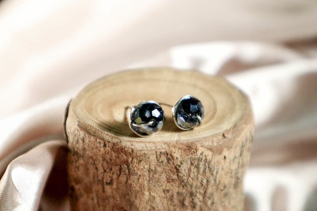 Midnight  Autumn Crystal stud earrings Outstanding and Unique No allergies - 耳环/耳夹 - 水晶 蓝色