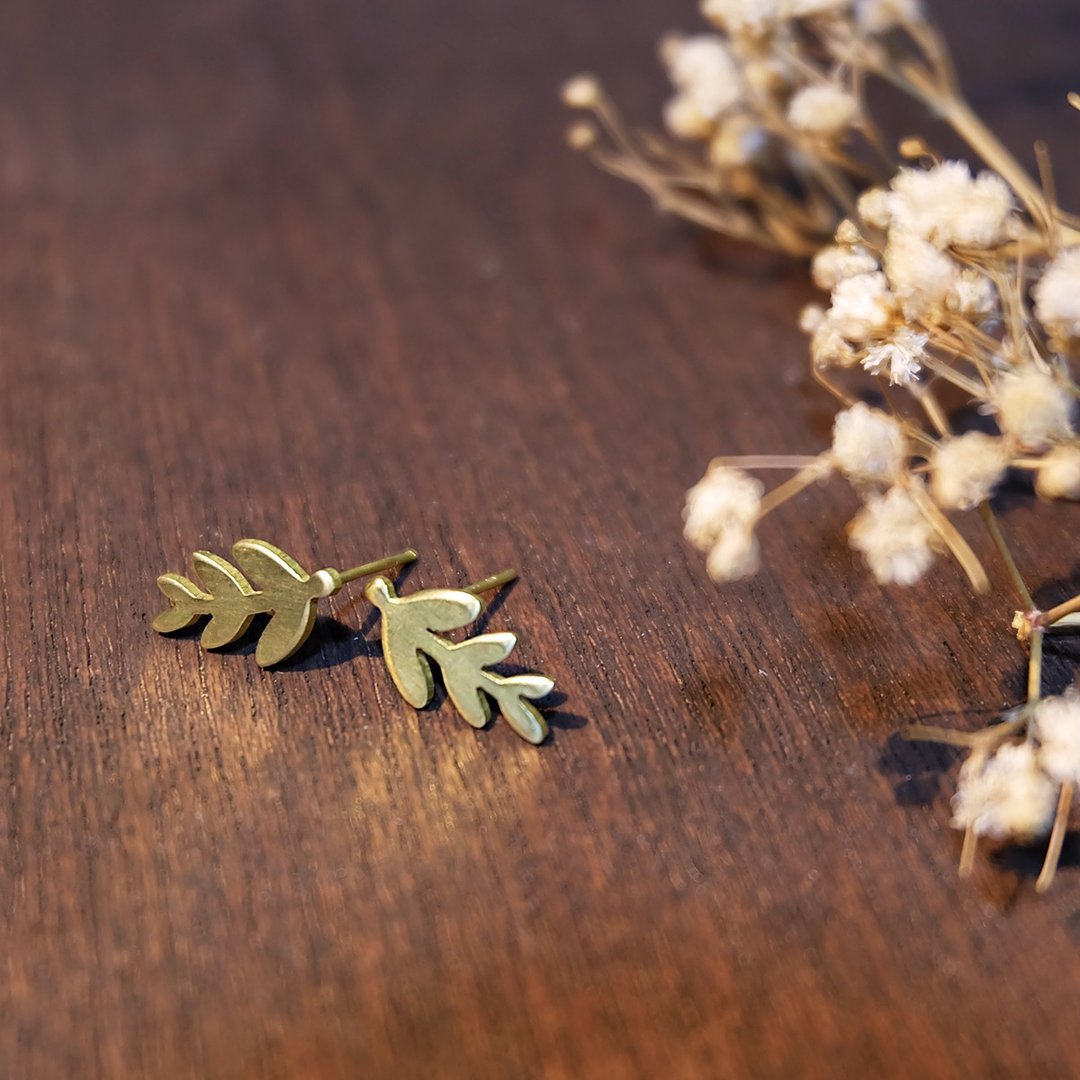 Tiny fern leaf brass earrings - 耳环/耳夹 - 铜/黄铜 金色
