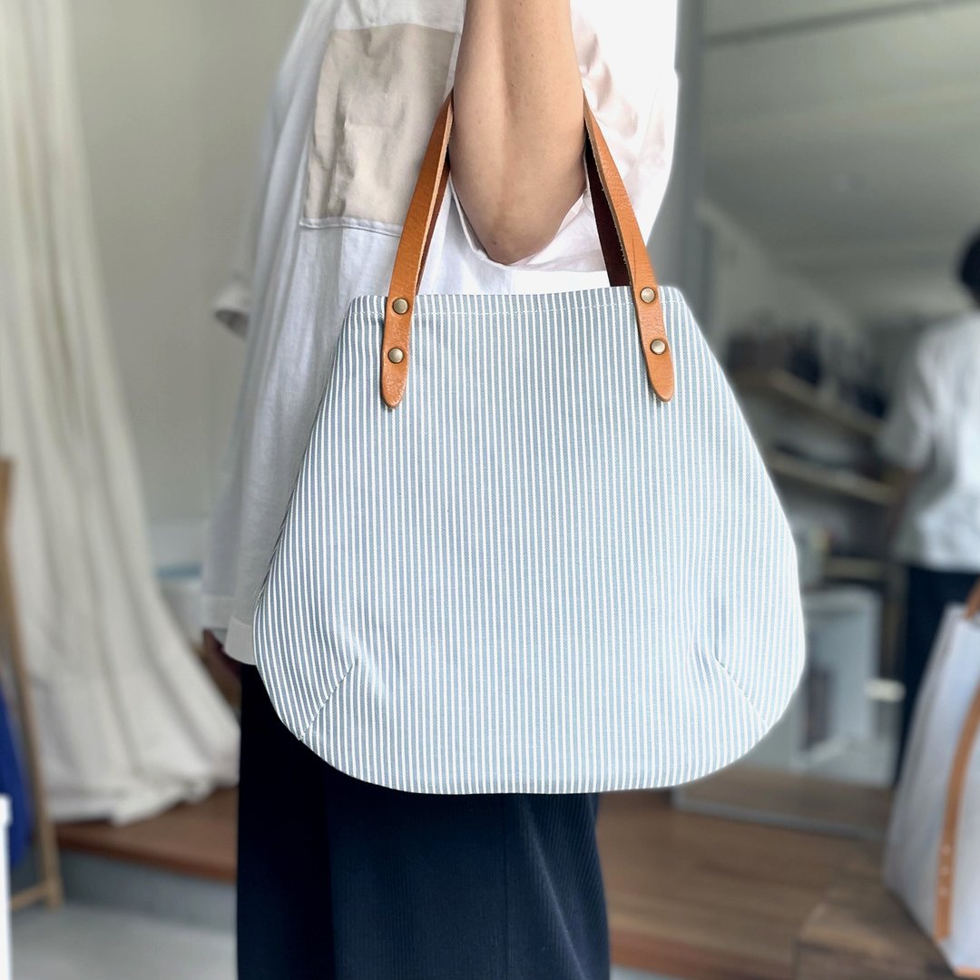 Hickory and extra thick oil Nume round tote bag S-size [Sax] - 手提包/手提袋 - 真皮 蓝色