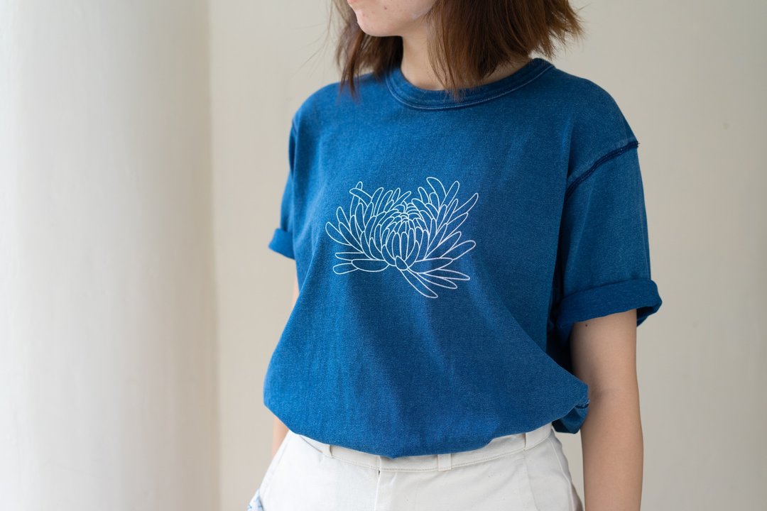 天然植物蓝染水洗菊花丝印 T-shirt (浅蓝) 男女合穿 - 中性连帽卫衣/T 恤 - 棉．麻 蓝色