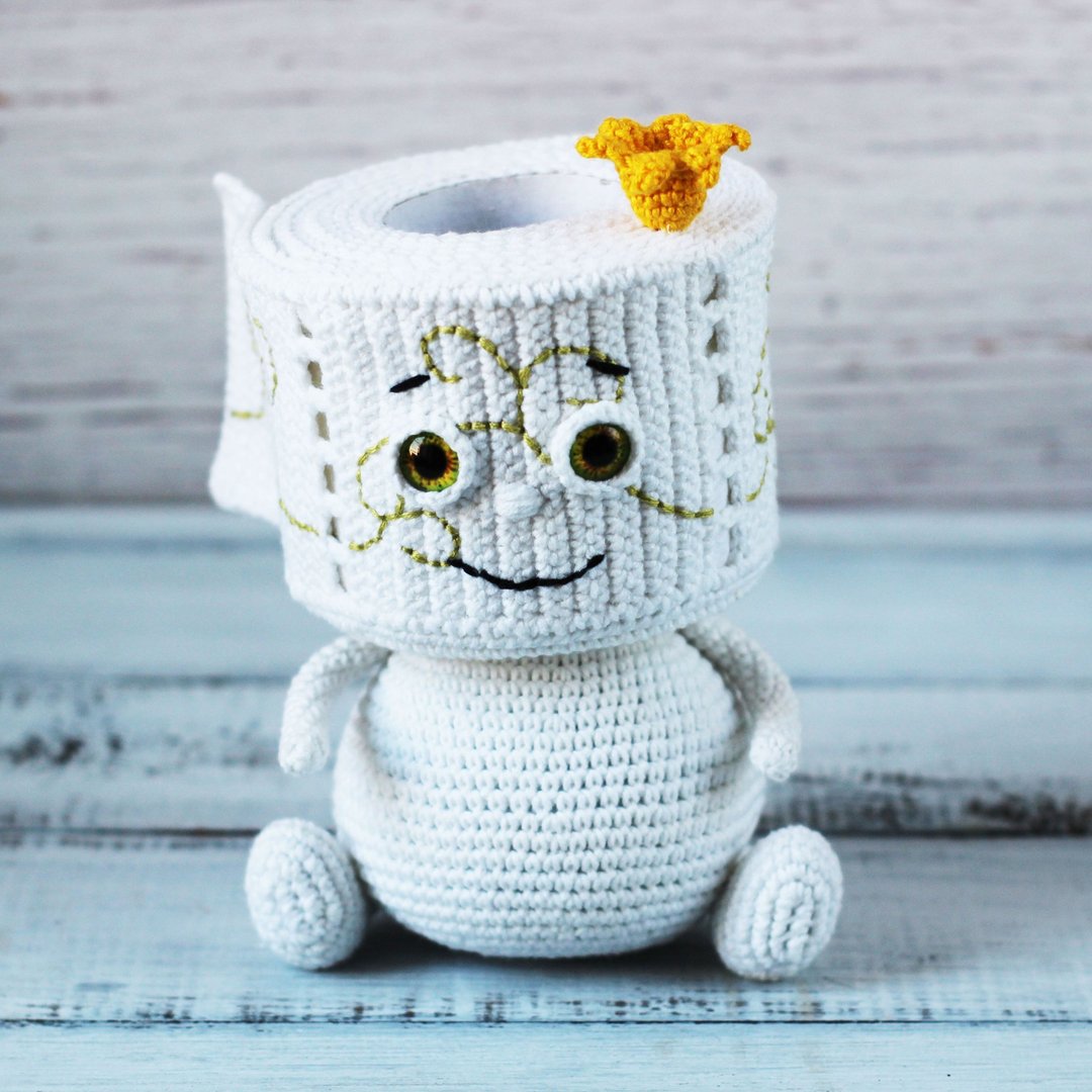 Toilet paper roll crochet toy, housewarming gift for bathroom decor, gag gift - 玩偶/公仔 - 棉 白色