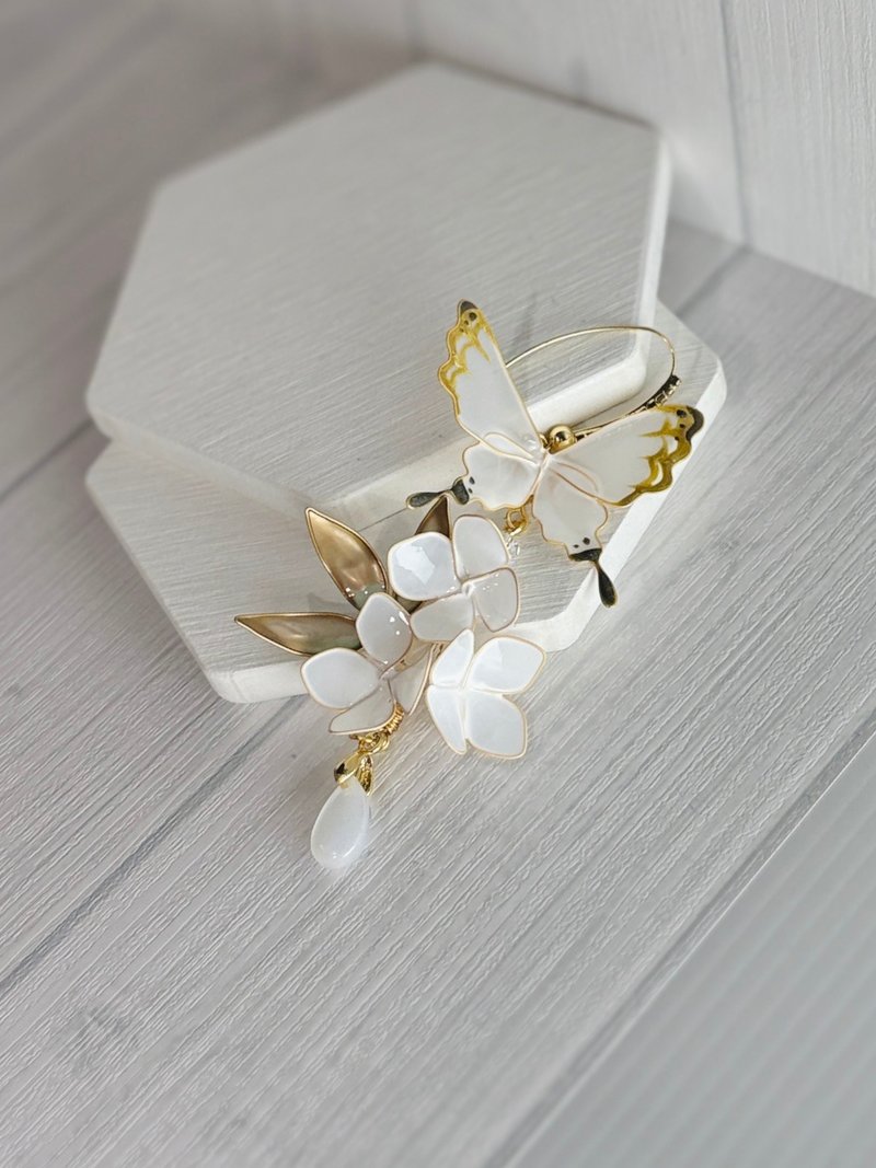 大凤蝶白色金边绣球耳环 单只贩售 可改耳夹 - 耳环/耳夹 - 树脂 白色
