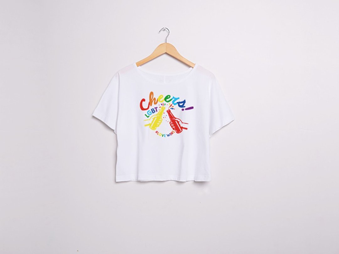 川衣见休闲女款-LGBT LOVE WIN CHEERS! 彩虹图T (短版) - 女装 T 恤 - 棉．麻 多色