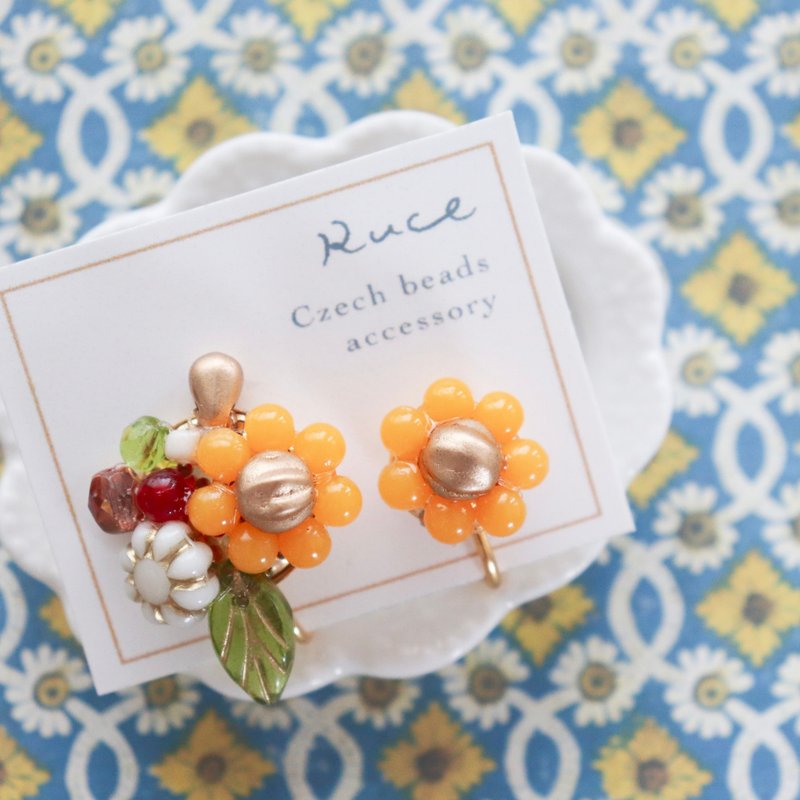 阳光小花与果实花束 / 捷克珠饰耳环 (耳针・耳夹) - 耳环/耳夹 - 玻璃 黄色