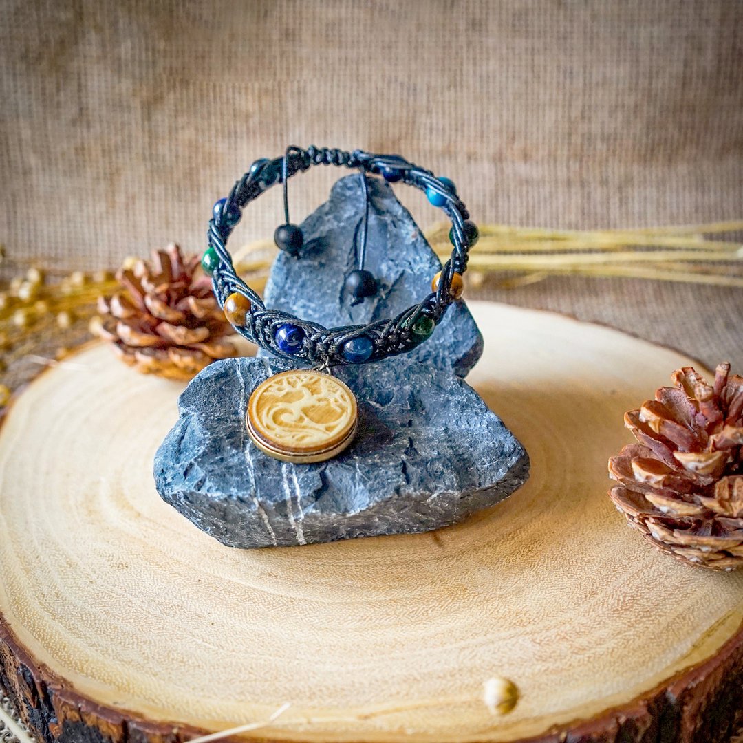Handmade macrame bracelets with natural stones protection with Tiger Eye - 手链/手环 - 其他材质 黑色