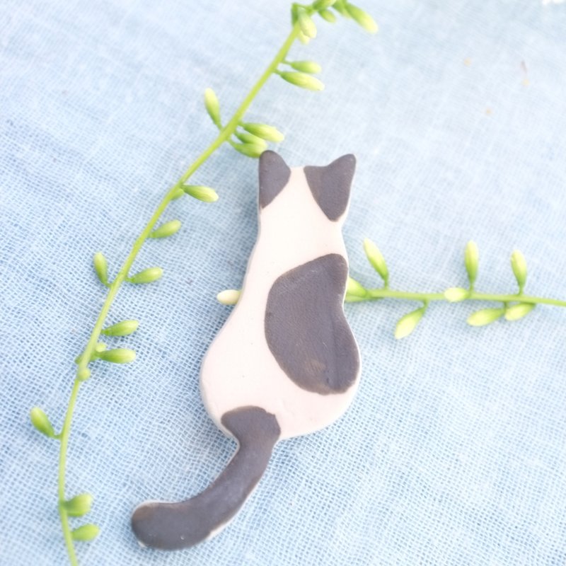 black and white cat sit / ceramic brooch / handmade  - 胸针 - 陶 白色