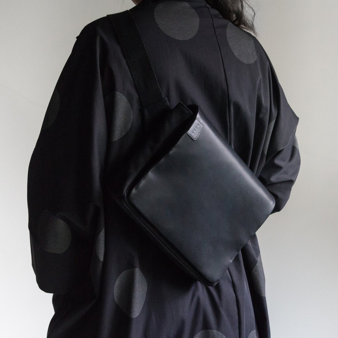 Hop Crossbody - All Black - 侧背包/斜挎包 - 人造皮革 黑色