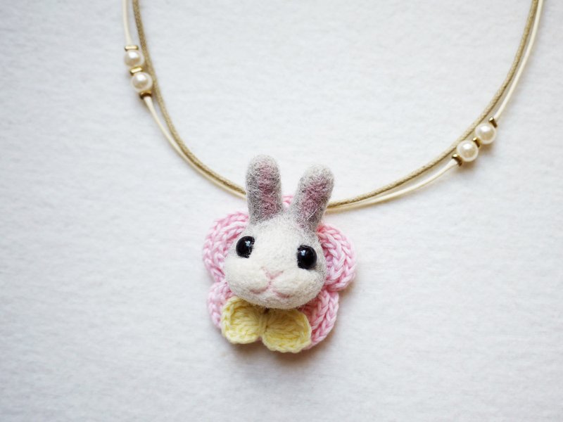 【毛小孩】羊毛毡浅灰色小兔头项链/别针(毛线小花款) - 项链 - 羊毛 灰色