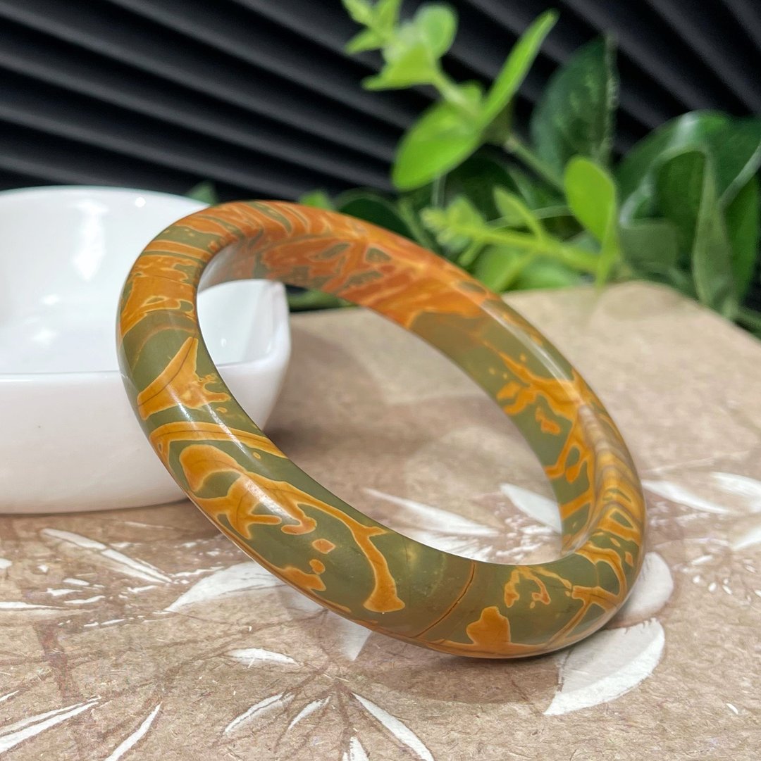 戈壁三彩玛瑙手镯55MM 北疆克拉玛依乌尔禾三彩玉髓手环 独特景镯 - 手链/手环 - 半宝石 