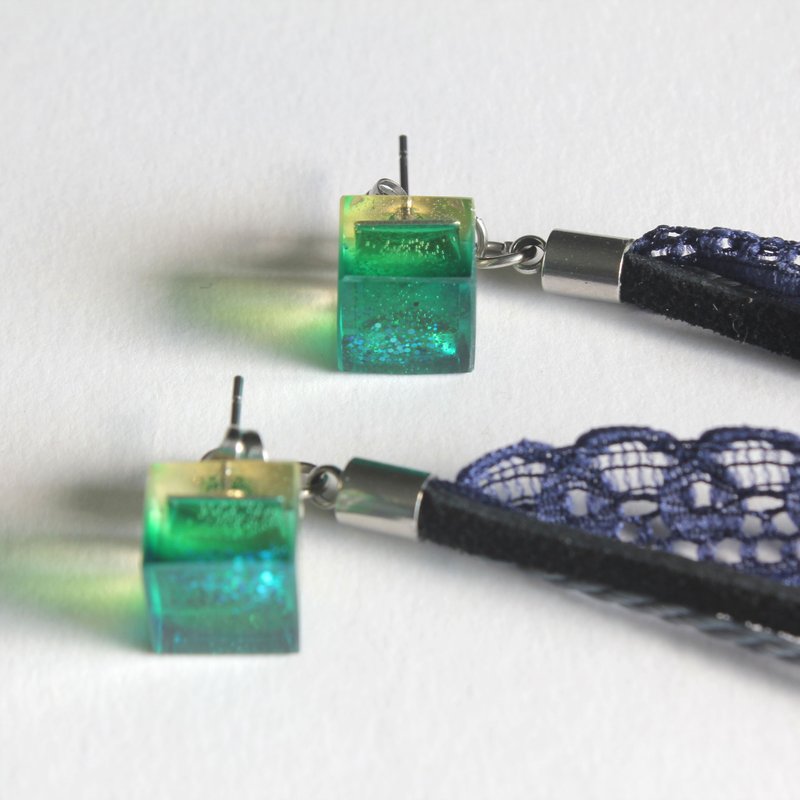 蕾丝流苏耳环 / 绿色冰块 - 耳环/耳夹 - 塑料 绿色