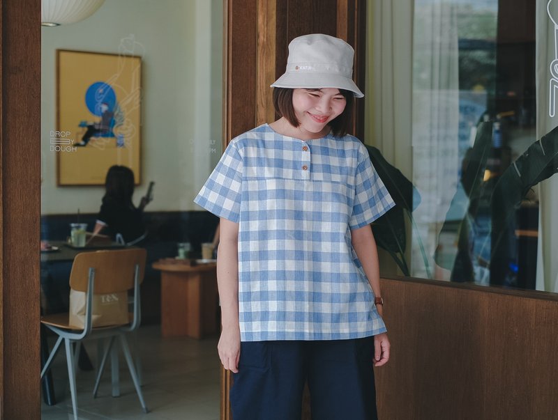 Michio 麻质宽版蓝色方格纹短袖上衣 - 女装上衣 - 棉．麻 蓝色