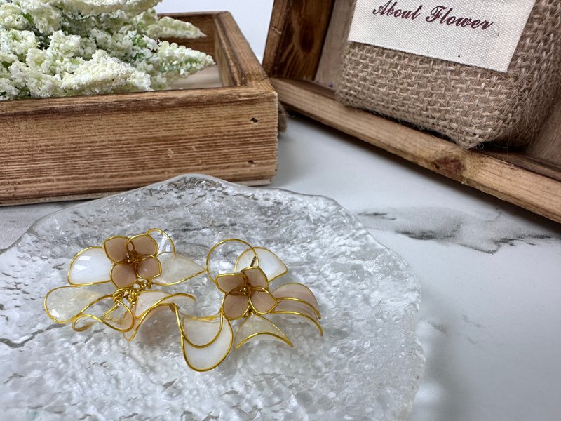 舞蹈小绣球耳环 - 耳环/耳夹 - 树脂 卡其色