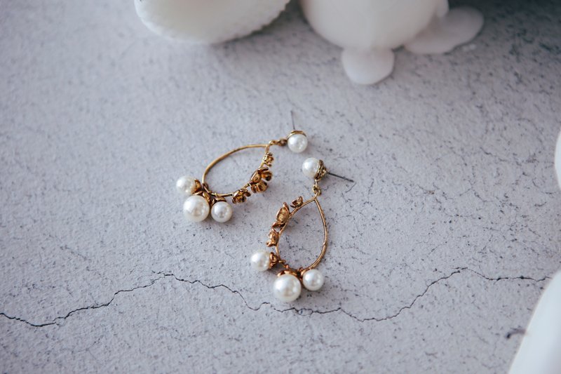 COR-DATE / 雕花垂吊珍珠耳环 - 耳环/耳夹 - 其他材质 