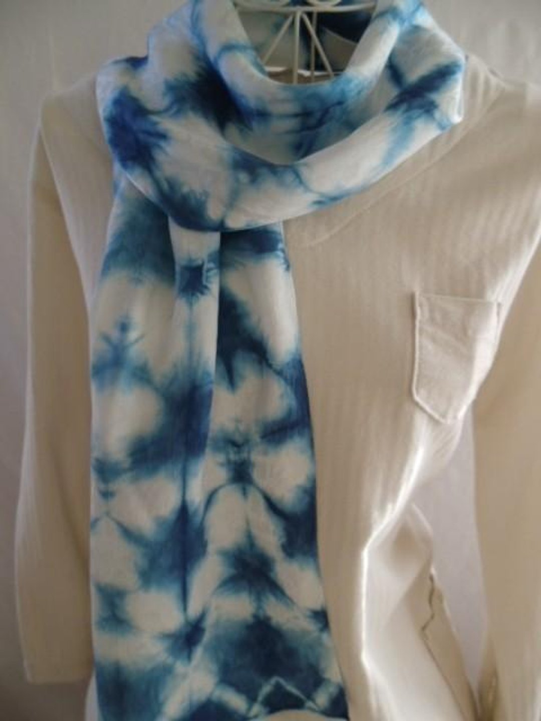 Silk indigo plant tie-dye (snow flower) stall with pouch - 丝巾 - 丝．绢 蓝色