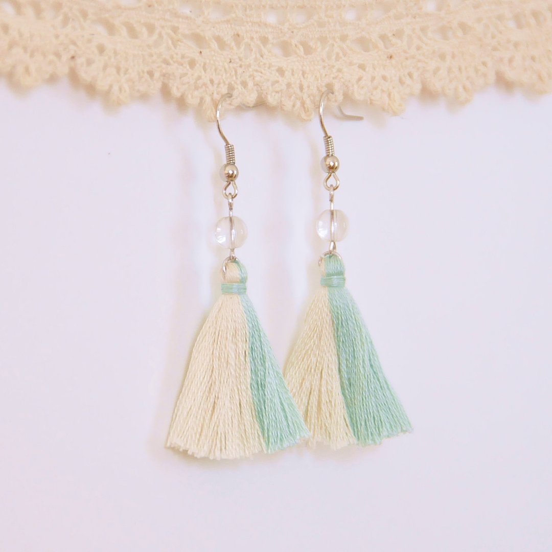 armei 双色流苏。粉绿米白。白水晶。耳环 Two Colorway Tassel。Pastel Green Milky White。Crystal。Earrings - 耳环/耳夹 - 绣线 多色