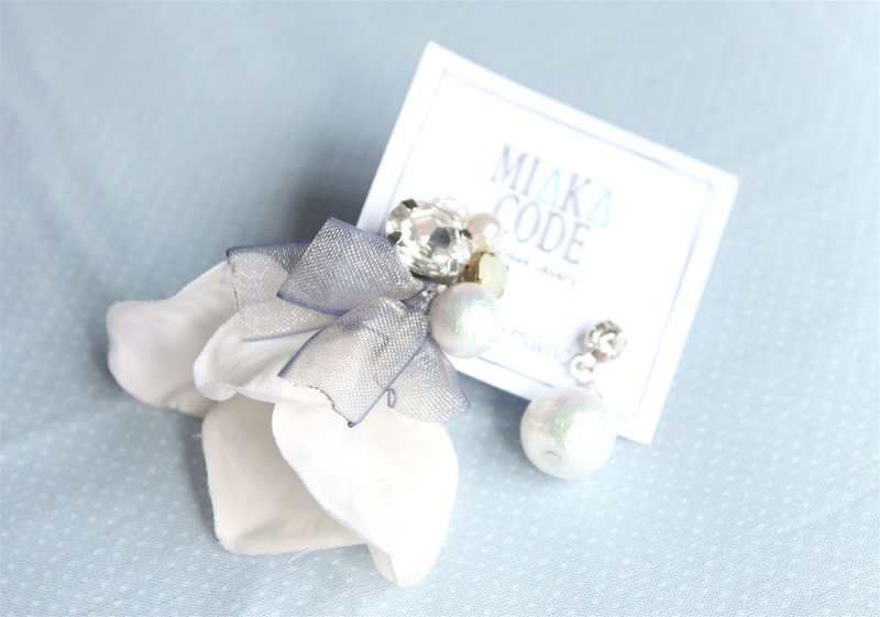 手工串珠 闪石 钻 棉棉珠 珍珠 花花(米白色) 耳环/夹式耳环 - 耳环/耳夹 - 植物．花 白色