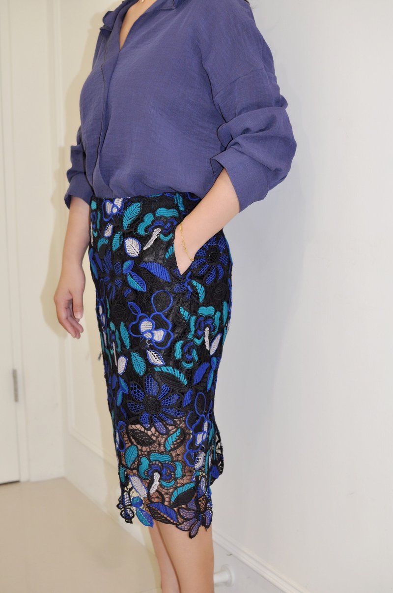 Flat 135 X 台湾设计师系列 4色花朵叶子蕾丝 窄版过膝铅笔裙 - 裙子 - 棉．麻 蓝色