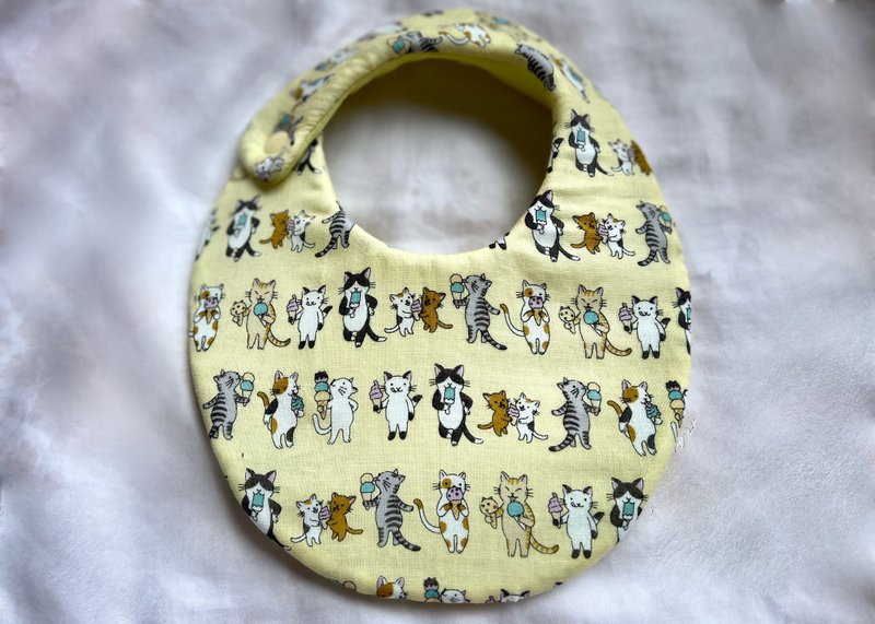 【 预购 】宝宝系列 - 圆兜兜- 吃冰淇淋的猫咪 - 围嘴/口水巾 - 棉．麻 黄色