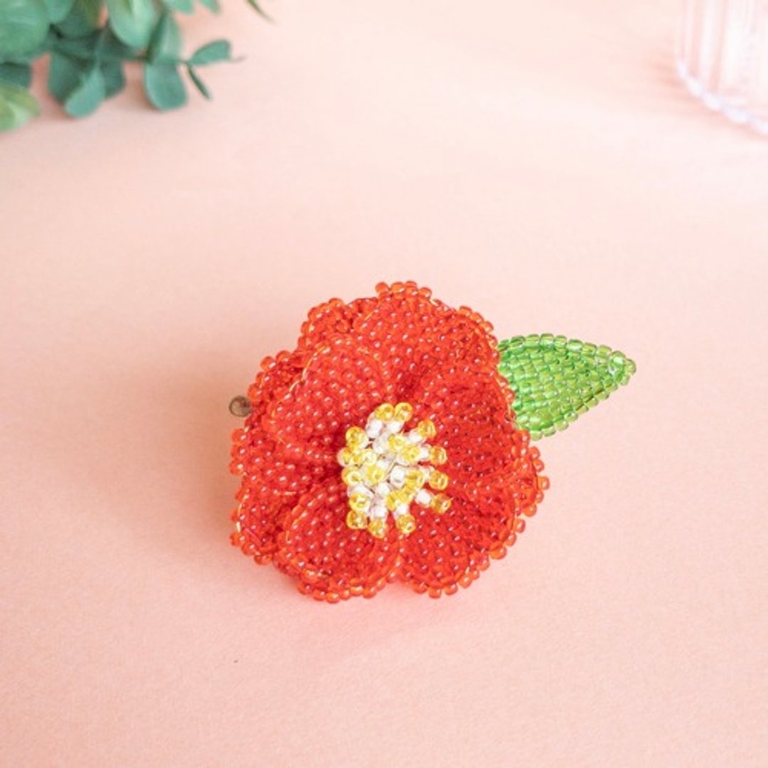 camellia beads stitch brooch - 胸针 - 其他材质 红色