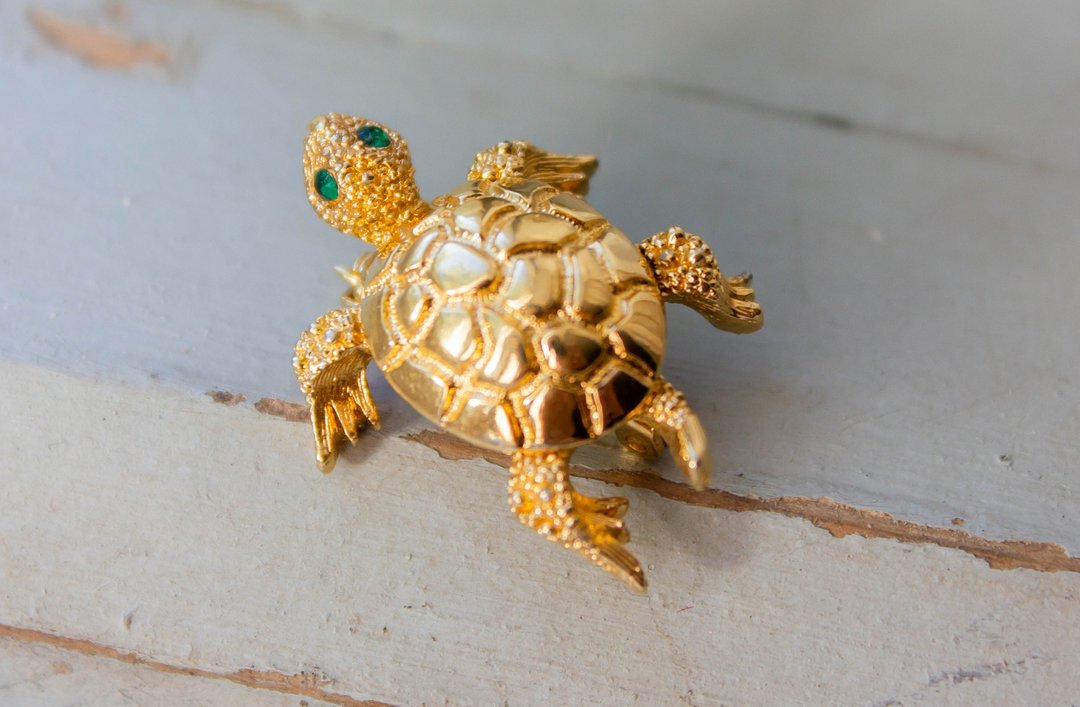 MONET Gold turtle brooch Vintage turtle brooch Mini turtle pin - 胸针 - 其他金属 金色