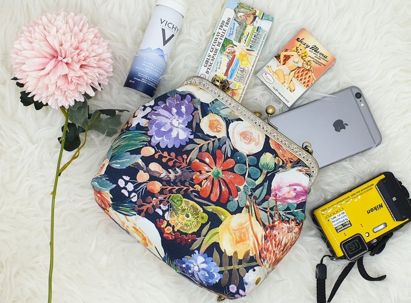 Korean cotton metal frame purse - with shoulder strap - Frame size 18.5 cm - 手提包/手提袋 - 棉．麻 