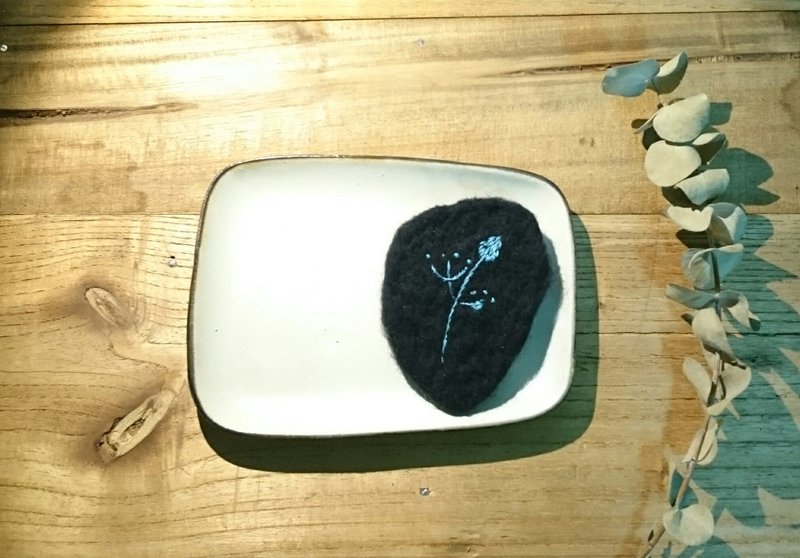 迷雾黑花朵 别针 - 胸针 - 棉．麻 黑色