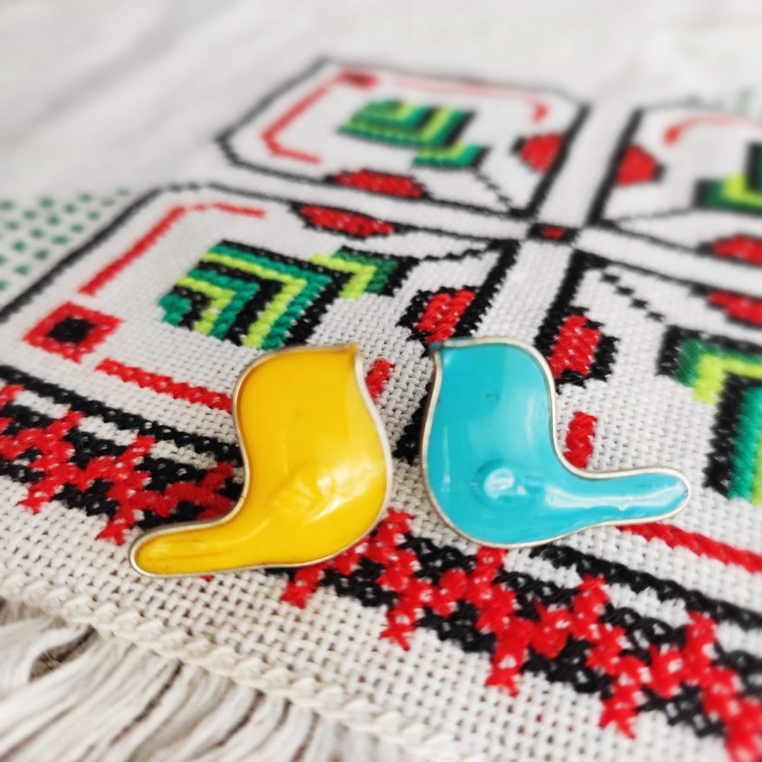 Yellow and blue Bird stud earrings Earrings in different colors - 耳环/耳夹 - 塑料 多色