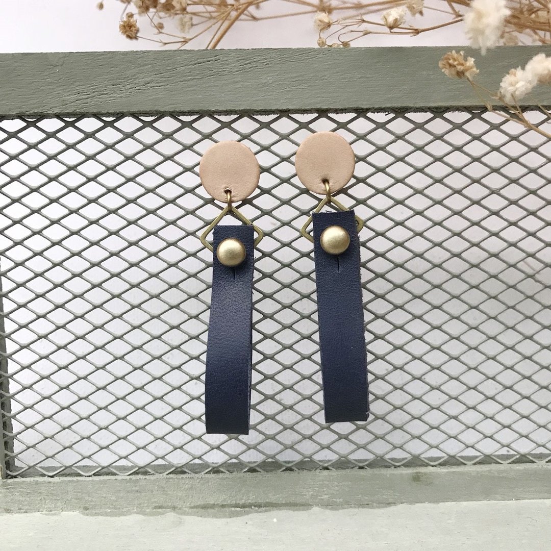 皮革耳环_耳针式_圆缎带1号作品_原皮搭深蓝 - 耳环/耳夹 - 真皮 蓝色