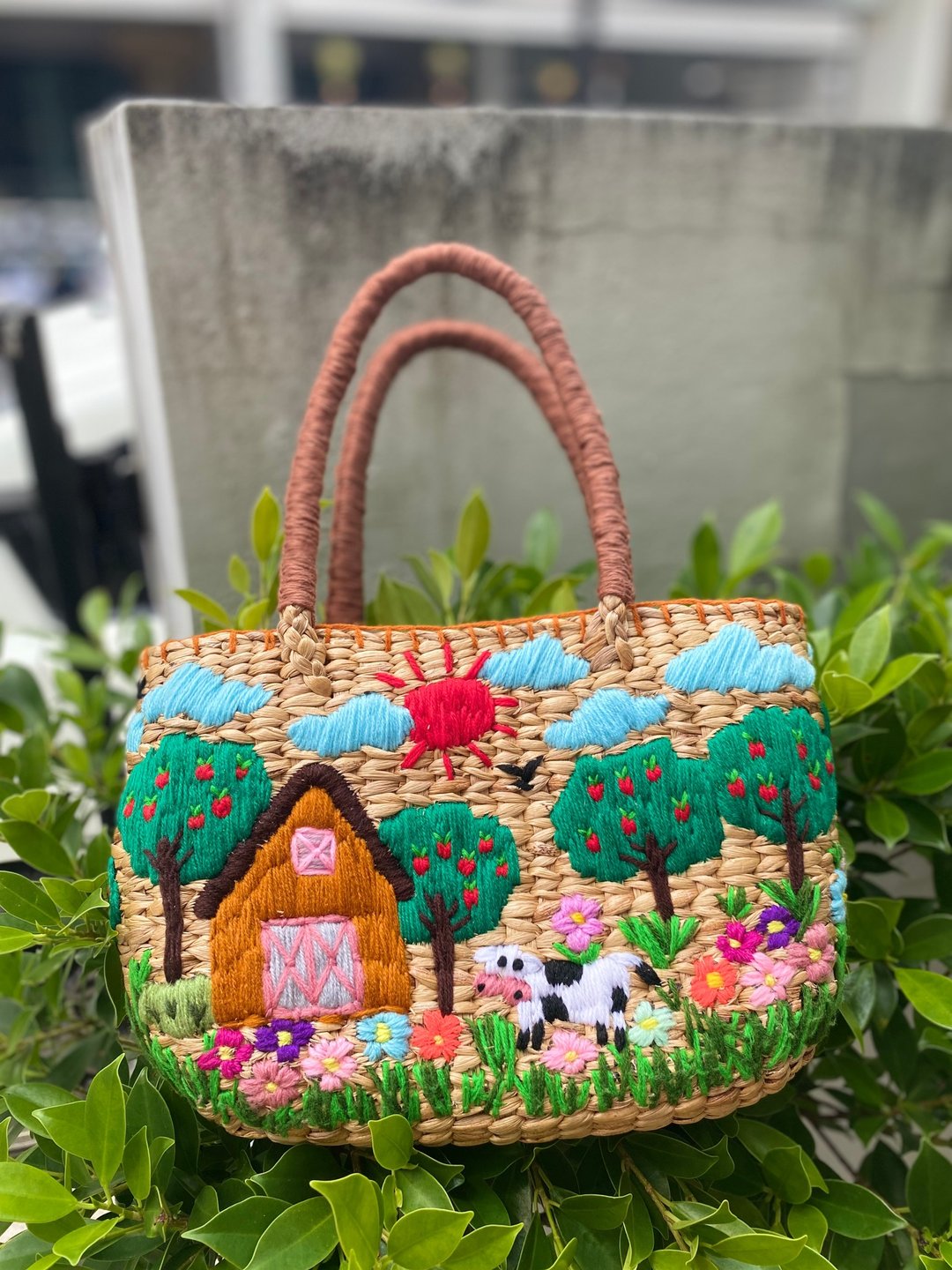 hand embroidered water hyacinth bag embroidered around the entire face and back There is a lining. Ready for shipping. - 手提包/手提袋 - 绣线 