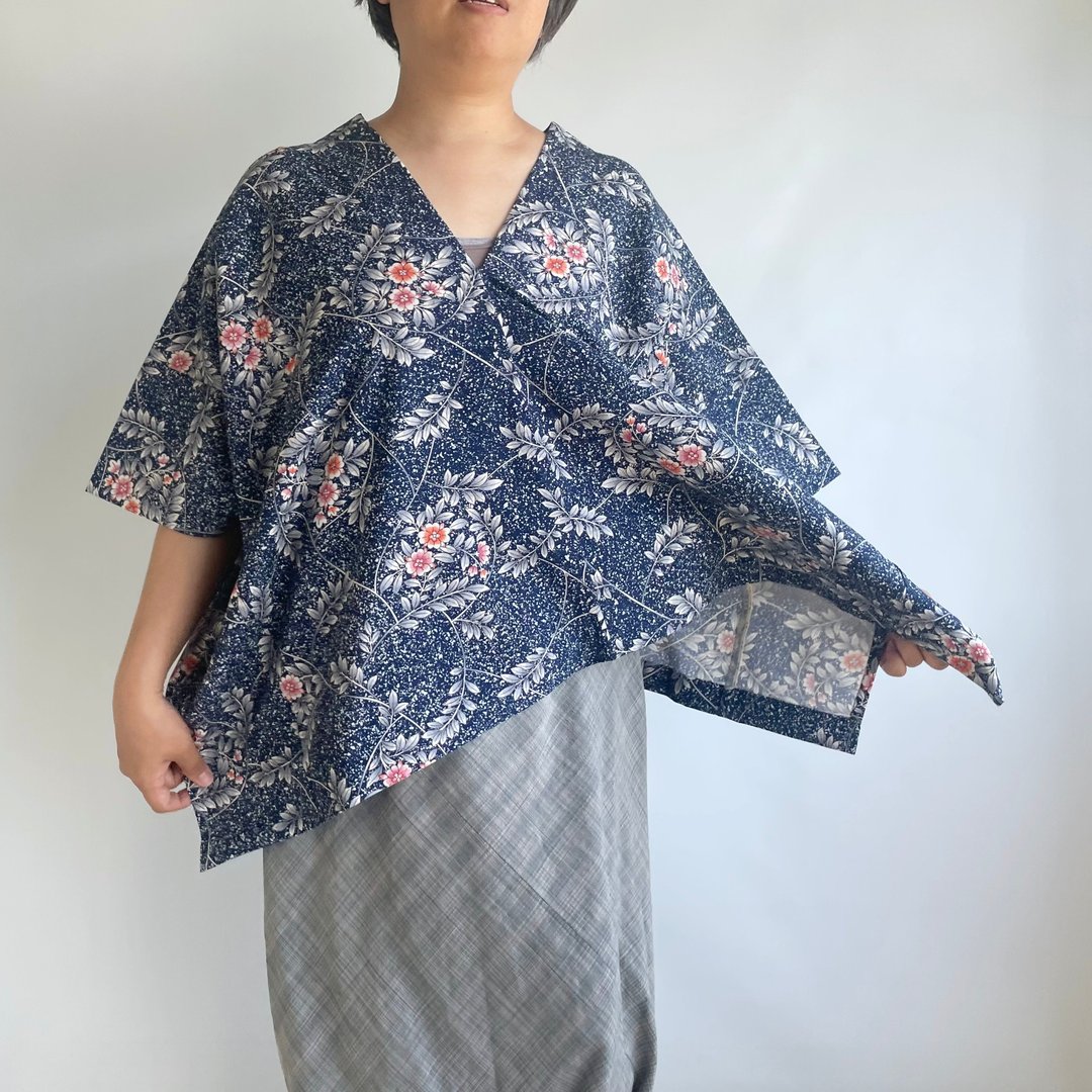 [独一无二] 垂直宽套头衫 - 羊毛和服布料，小图案，海军蓝配红色花痴和叶子 & 棉布，浅灰色浅蓝色 - 女装上衣 - 羊毛 蓝色